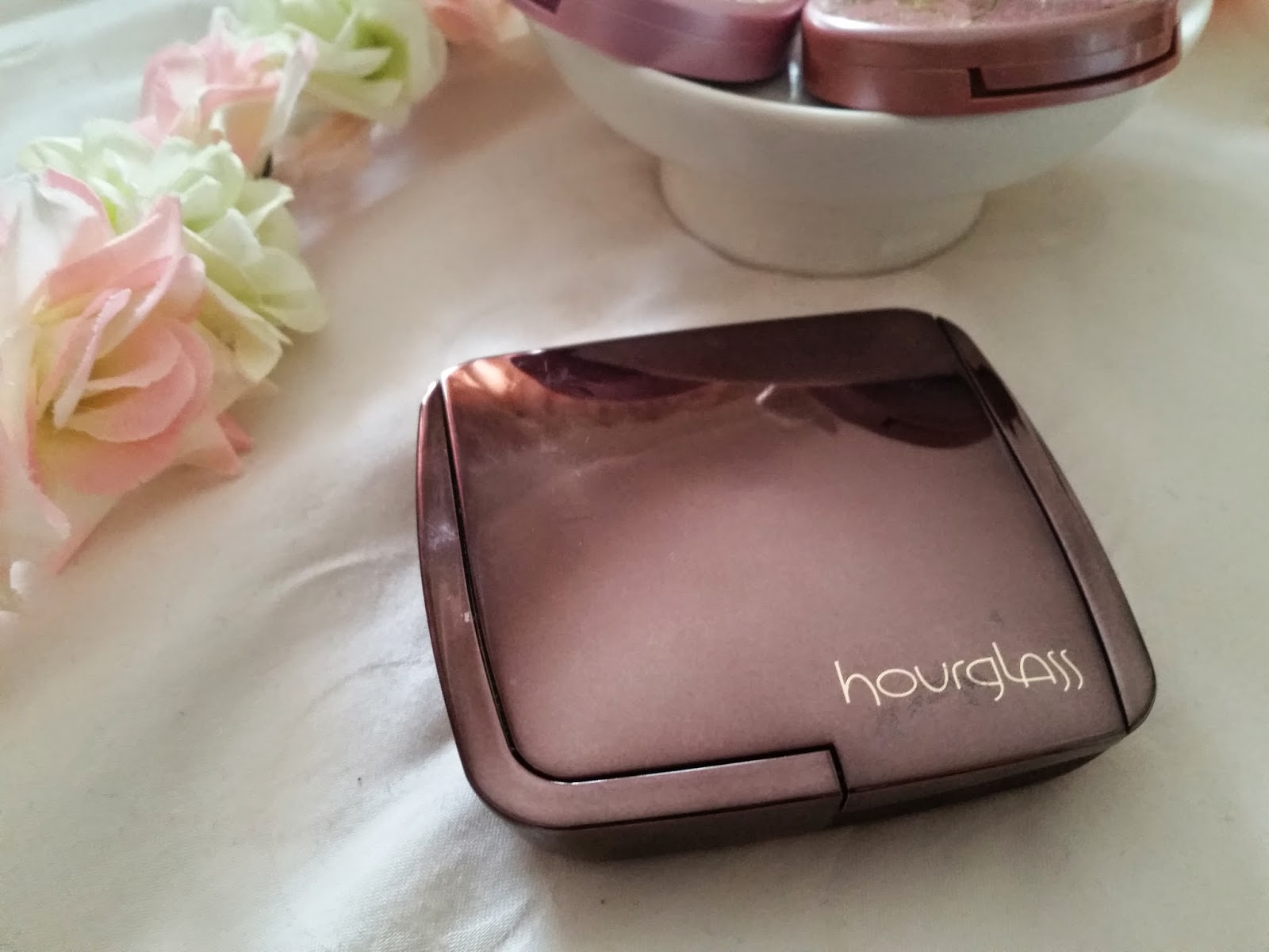 Highlighter Review Hourglass Ambient Lighting Powder, The Balm Mary